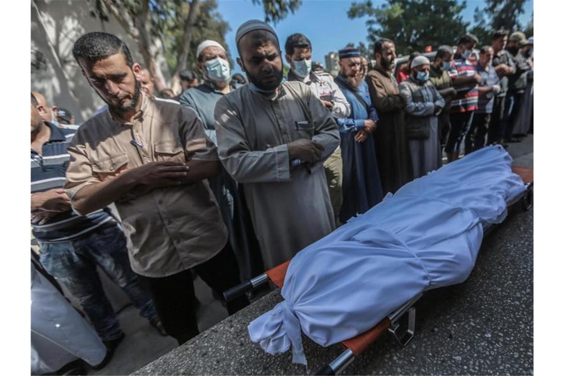Netanjahu verteidigt Gaza-Einsatz Bei der Bestattungszeremonie trauern Menschen vor dem in ein Tuch gewickelten Leichnam eines Palästinensers, der bei einem israelischen Luftangriff getötet wurde. Foto: Mohammed Talatene/dpa
