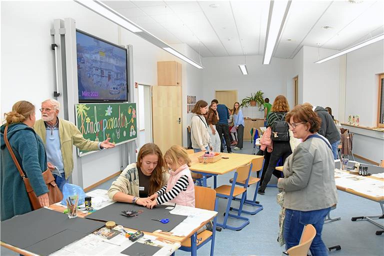 Bei der Einweihung bieten Schüler der Oberstufe den jüngeren Kindern unter anderem Kinderschminken und Basteln an. Die Eltern können nebenher die hohen, hellen Unterrichtsräume und die digitalen Tafeln mit Touchscreen bewundern. Fotos: Tobias Sellmaier