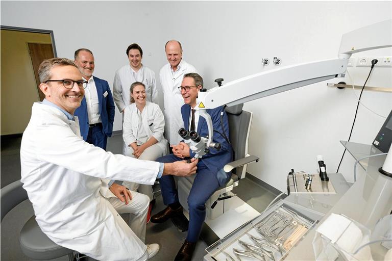 Bei der Einweihung der neuen Hals-Nasen-Ohrenheilkunde am Rems-Murr-Klinikum Winnenden stellt Chefarzt Marc Burghartz (links) die diagnostischen Möglichkeiten auch Landrat Richard Sigel (rechts) vor. Klinik-Geschäftsführer André Mertel (Zweiter von links), Oberarzt Alessandro de Biasi, Ärztlicher Direktor Heiner Lange und die Leitende Oberärztin Pia Haug freuen sich mit. Foto: RMK 