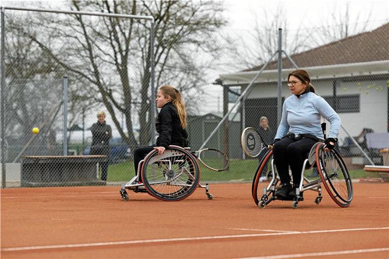 Bei der Einweihung der sanierten Tennisanlage in Erbstetten zeigten Spielerinnen des TC Ditzingen einen weiteren Vorteil der neuen Ganzjahresplätze: Sie sind barrierefrei. Foto: Alexander Becher