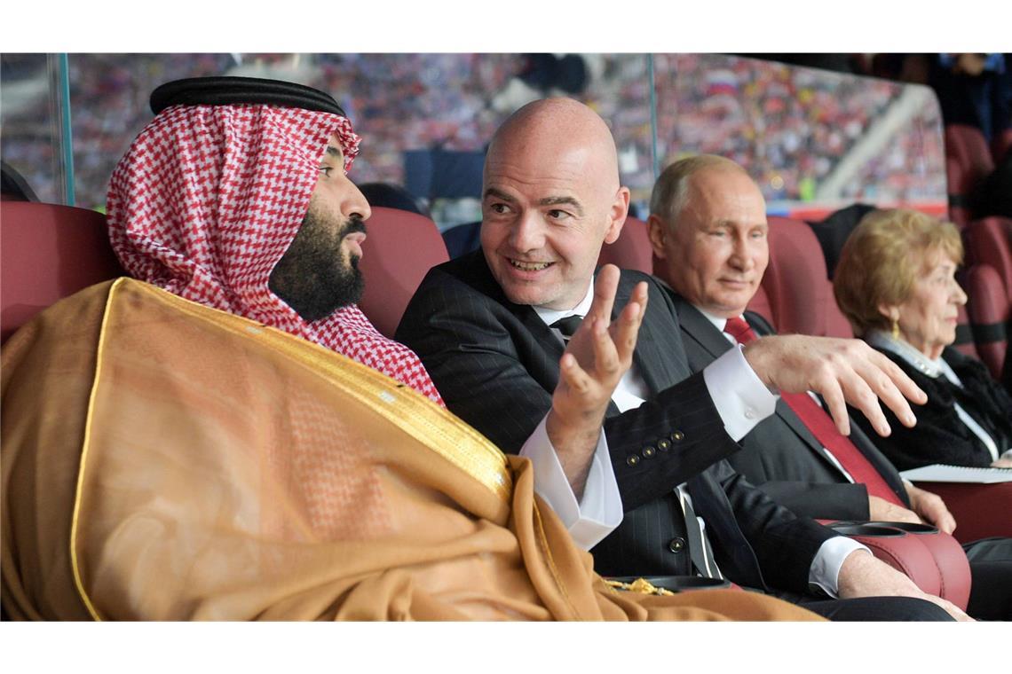 Bei der Fußball-WM 2018 war Mohammed bin Salman (links) noch Gast, 2034 wird er Fifa-Boss Gianni Infantino (Mitte) als Gastgeber begrüßen.