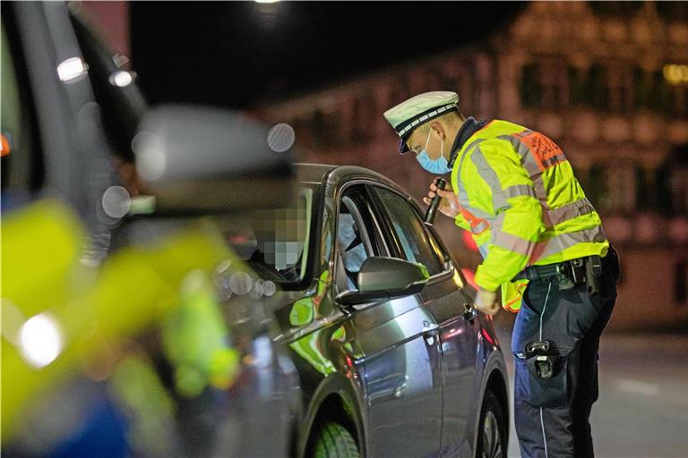 Bei der Kontrolle haben die Polizeibeamten deutlichen Alkoholgeruch wahrgenommen.Symbolfoto: Alexander Becher