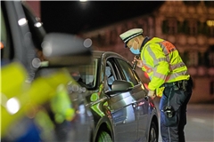 Bei der Kontrolle haben die Polizeibeamten deutlichen Alkoholgeruch wahrgenommen.Symbolfoto: Alexander Becher