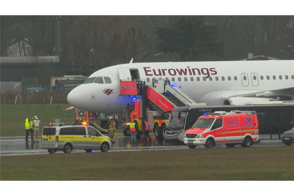 Bei der Landung eines Flugzeugs am Hamburger Flughafen sind nach Polizeiangaben zwei Reifen geplatzt.
