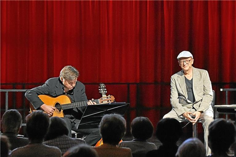 Bei der Lesung „Die Herbstzeitlose – ein Abend über Erntedank und Vergänglichkeit“ rezitiert Klaus Hemmerle (rechts) zahlreiche Gedichte, unterstützt vom Gitarrenspiel von Frank Kuruc. Foto: Tobias Sellmaier