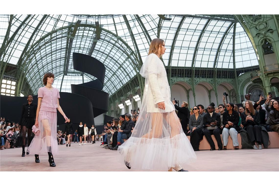 Bei der Pariser Fashion Week präsentiert Chanel seine Mode der Herbst/Winter 2025-2026 Kollektion.