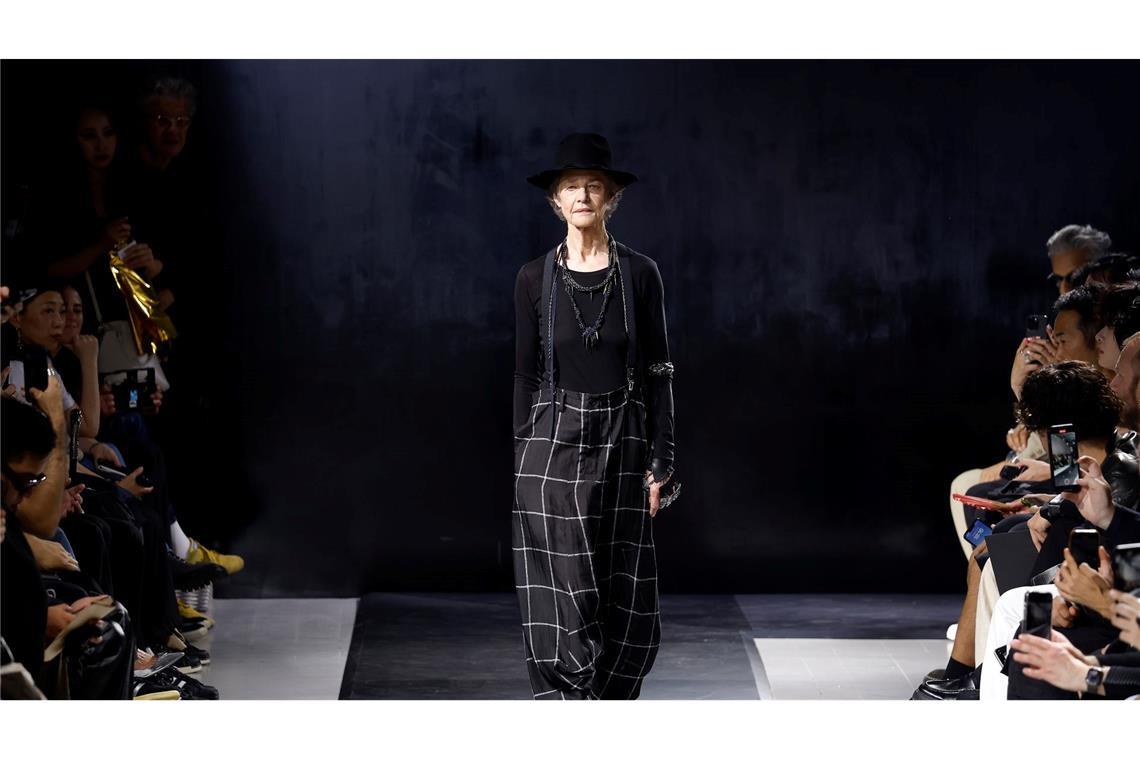 Bei der Pariser Fashion Week stellt die Modewelt ihre neuesten Kollektionen vor. So wie der japanische Designer Yohji Yamamoto, dessen Kreation hier von der Schauspielerin Charlotte Rampling präsentiert wird.