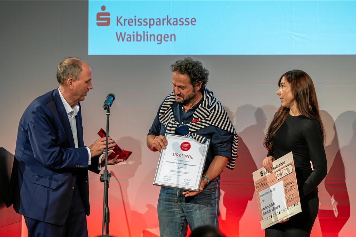 Bei der Preisvergabe im vergangenen Jahr in der Schalterhalle der Kreissparkasse Waiblingen. Archivfoto: Alexander Becher