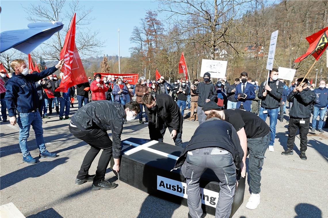Die Angst um den Bosch-Standort geht um Bei der Protestkundgebung haben die Auszubildenden ihre Befürchtungen in Szene gesetzt: Sie kamen in Schwarz gekleidet mit einem Sarg und haben die Ausbildung symbolisch zu Grabe getragen. Foto: J. Fiedler