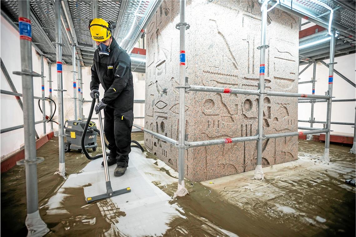 3300 Jahre alter Obelisk wird gereinigt Bei der Reinigung tragen die Arbeiter einen Ganzkörperschutz mit Atemmaske und Frischluftzufuhr. Foto: Kärcher