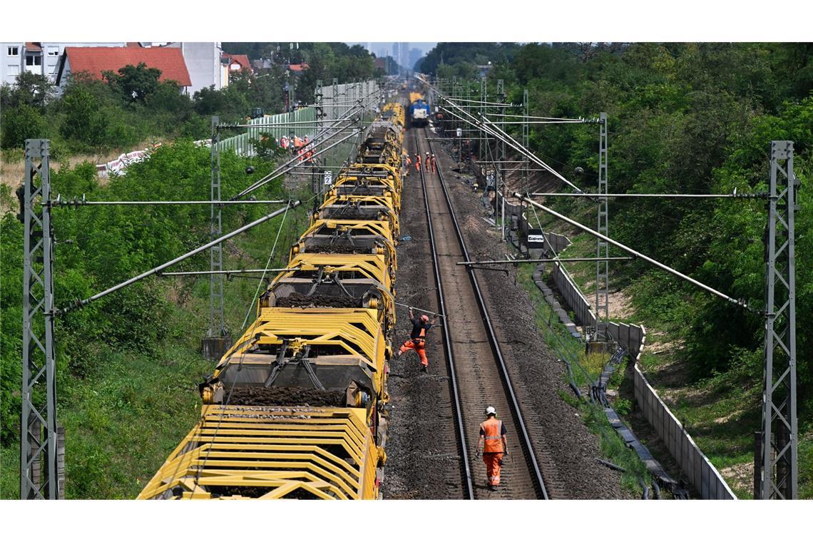 Bei der Sanierung der Riedbahn kamen schwere Spezialmaschinen zum Einsatz, wie die RPM-RS-900, genannt: "Katharina die Große". (Archivbild)