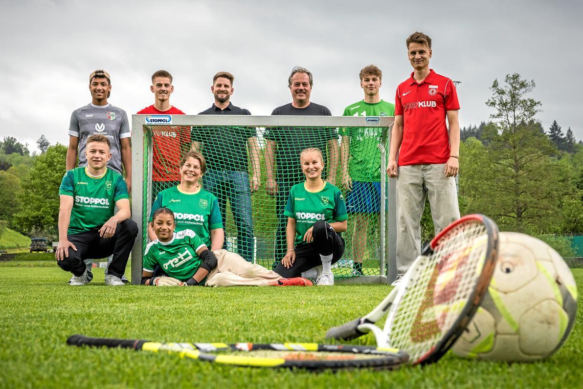 Bei der SGOS wird Fußball und Tennis gespielt, die Familie Stoppel mischt in beiden Abteilungen an vorderster Front mit. Moussa, Lukas, Alexander, Oliver, Max und Moritz Stoppel (stehend von links), Even, Kerstin und Heidi Stoppel (kniend) sowie Kadiatou Stoppel (liegend) haben noch ein paar weitere Verwandte, die ebenfalls einen engen Bezug zum Verein und zu Oppenweiler haben. Foto: Alexander Becher