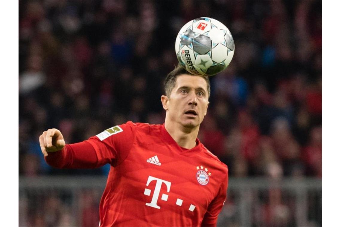 Fußballer des Jahres: Triple-Kapitän Neuer mit „Vorahnung“ Bei der UEFA-Auszeichnung Fußballer des Jahres spricht eigentlich alles für Robert Lewandowski. Foto: Matthias Balk/dpa