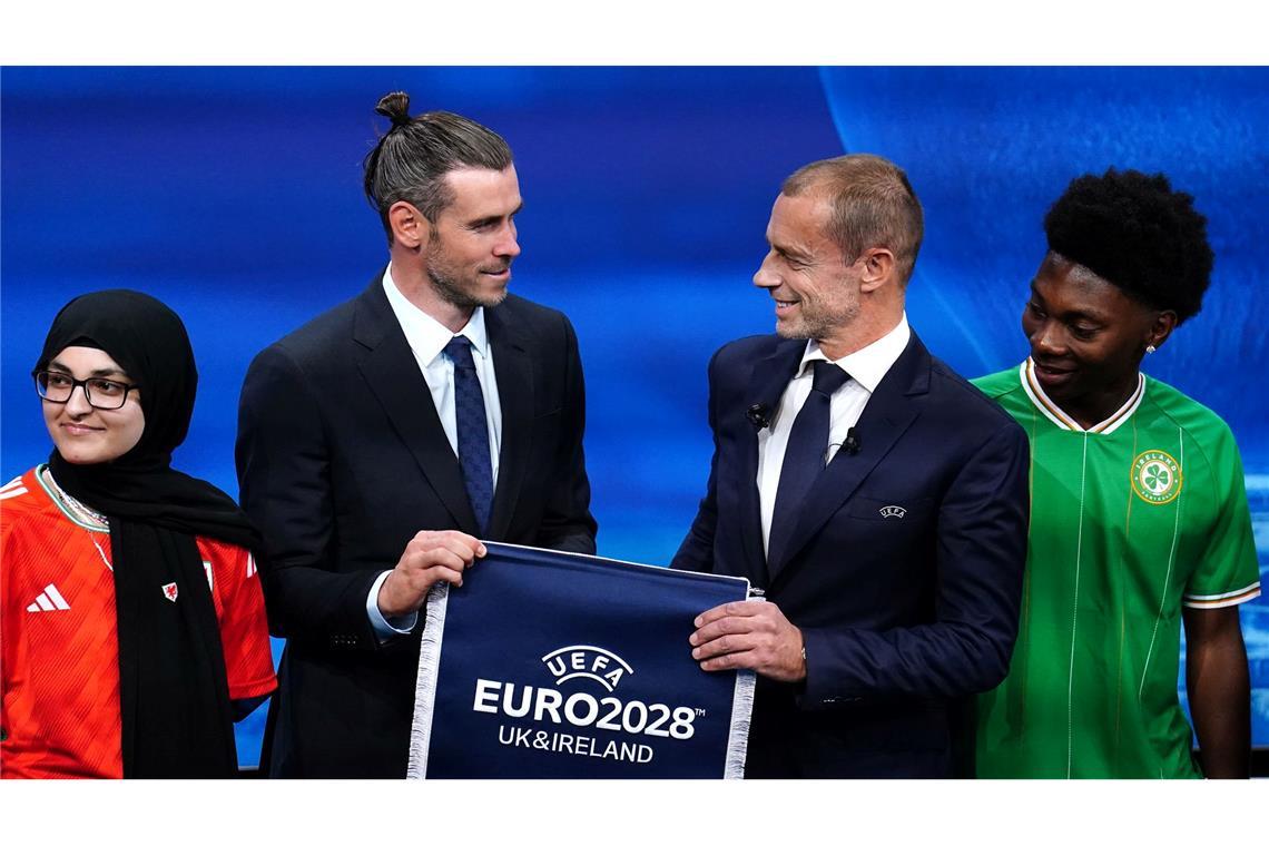 Bei der Vergabe der EM 2028 freuten sich der Waliser Gareth Bale (l) und UEFA-Präsident Aleksander Ceferin auf ein Turnier mit fünf Ausrichtern - nun wackelt Nordirland.