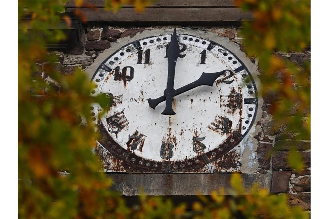 Wer hat an der Uhr gedreht? - Winterzeit hat begonnen Bei der Zeitumstellung gab es keine besonderen Vorkommnisse. Foto: Swen Pförtner/dpa