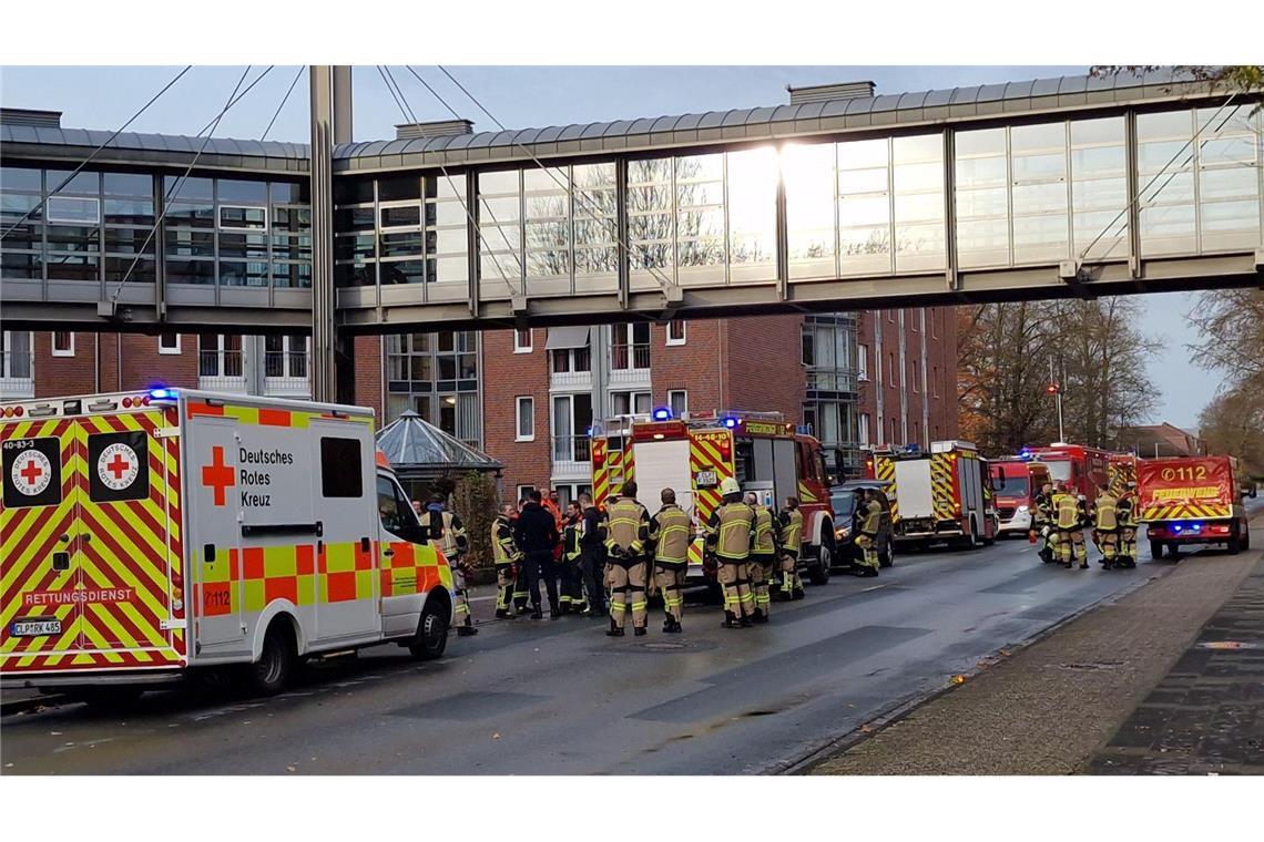 Bei einem Brand in einem Seniorenheim in Cloppenburg ist eine Frau gestorben und 30 Menschen wurden verletzt.