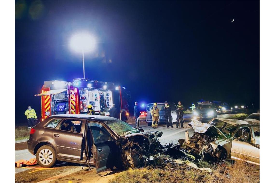 Drei Menschen sterben bei Frontalcrash in Unna Bei einem Frontalzusammenstoß in Unna sind am Samstag drei Menschen gestorben. Foto: Andreas Dunker/dpa