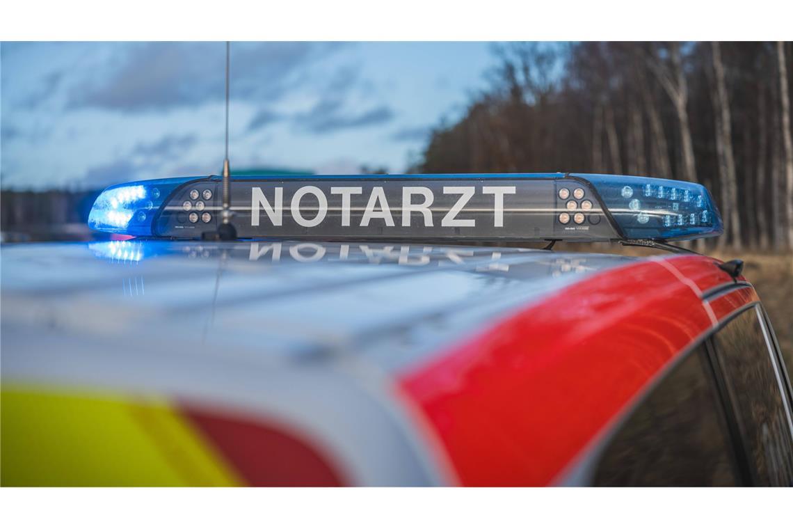 Bei einem Frontalzusammenstoß zweier Autos ist ein 19-jähriger Fahrer ums Leben gekommen (Symbolfoto).