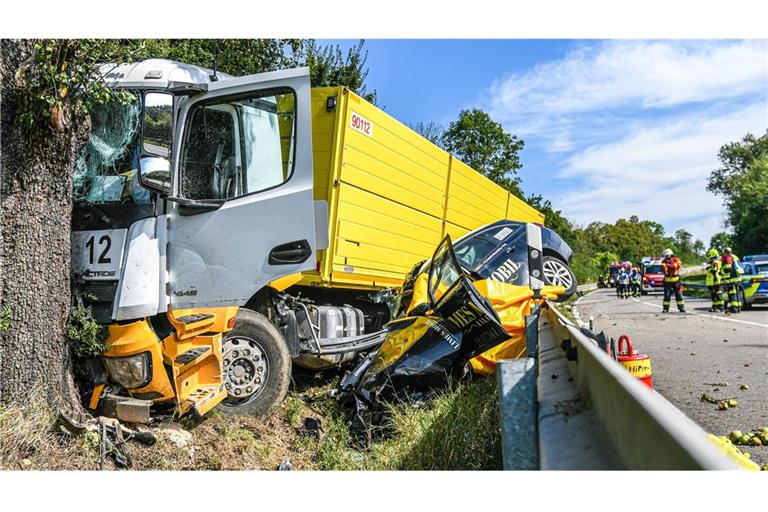 Bei einem Frontalzusammenstoß zwischen einem Pkw und einem Lkw auf der B29 zwischen Bopfingen und Lauchheim ist ein Kind tödlich verletzt worden.