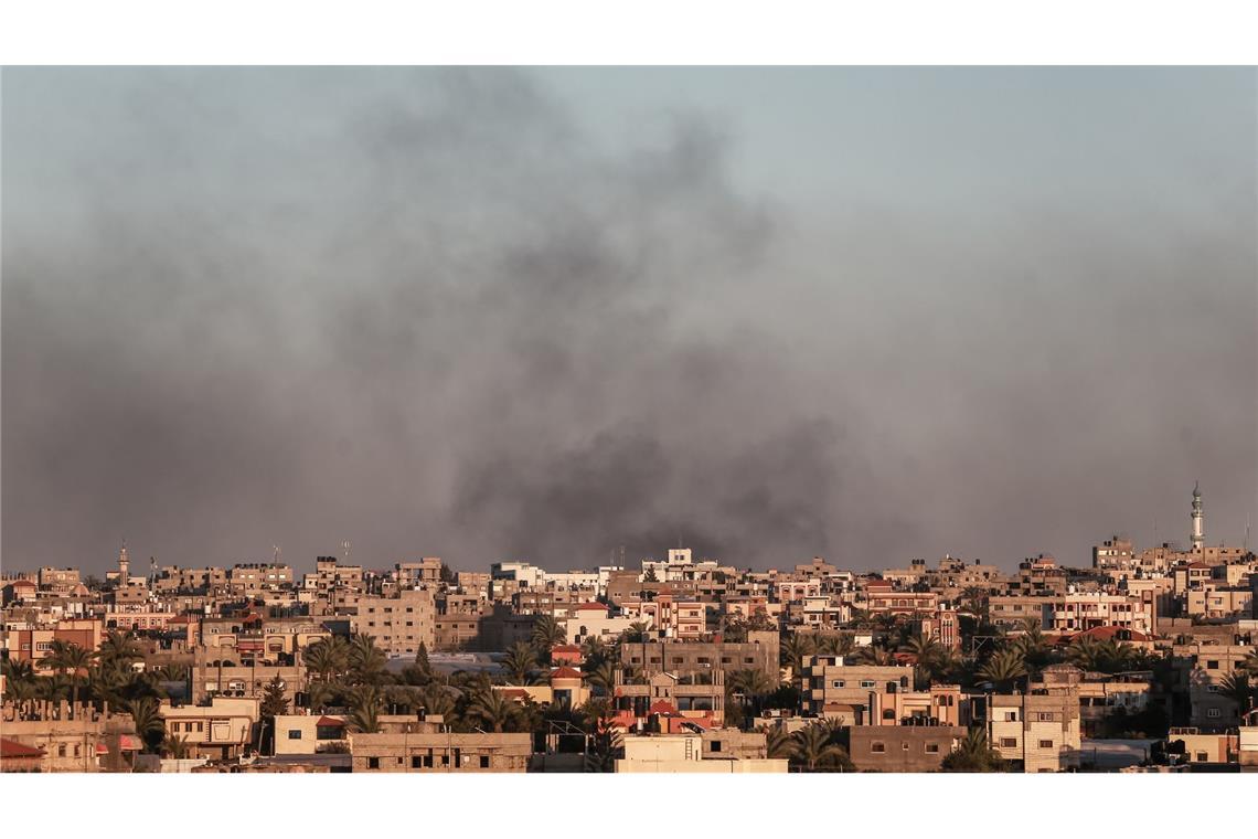 Bei einem israelischen Luftangriff in der Stadt Rafah sind nach Angaben des Palästinensischen Roten Halbmonds Zelte geflüchteter Zivilisten getroffen worden.