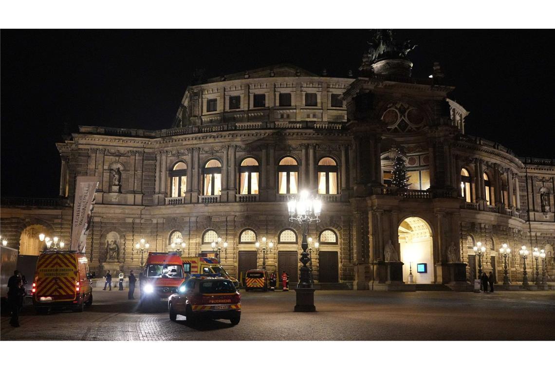 Bei einem Konzert in der Semperoper in Dresden haben mehrere Besucher über Unwohlsein, Kreislaufprobleme und Atemwegsreizungen geklagt.