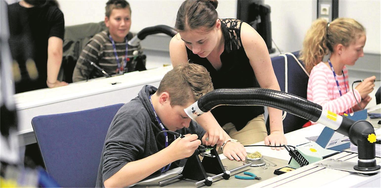 Die Kinderuni Plus geht neue Wege Bei einem Kurs für Kinder in den Ferien gehörte auch Löten dazu. Genauigkeit bis ins allerkleinste Detail ist unerlässlich, was die Mikrotechnologen von Tesat-Spacecom nur zu gut wissen.