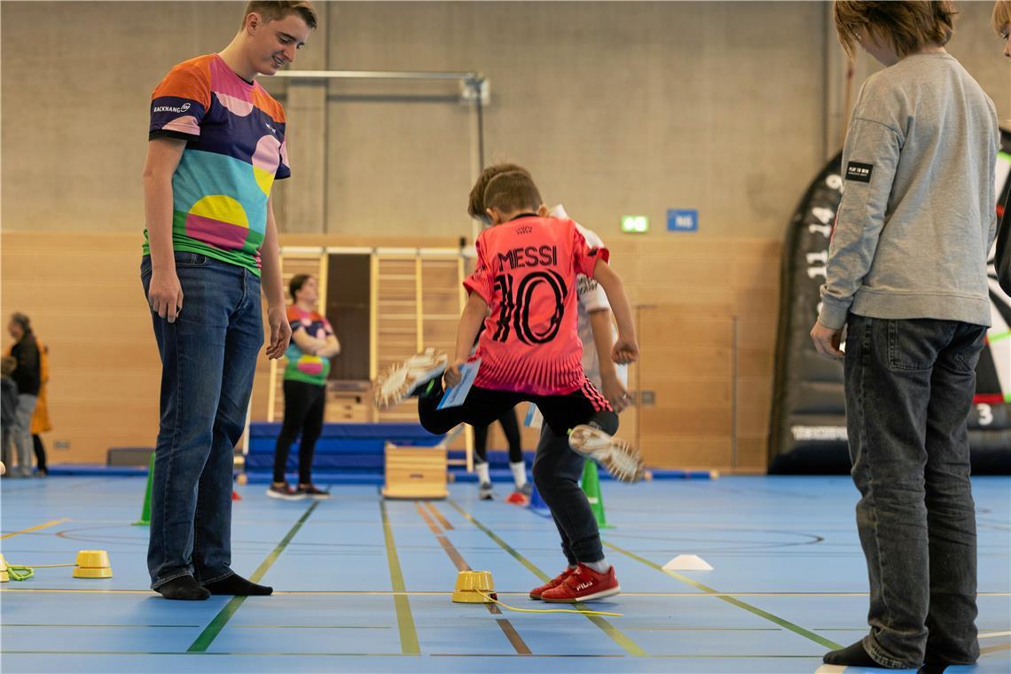 Bei einem Mitmachparcours können sich die Kinder austoben.