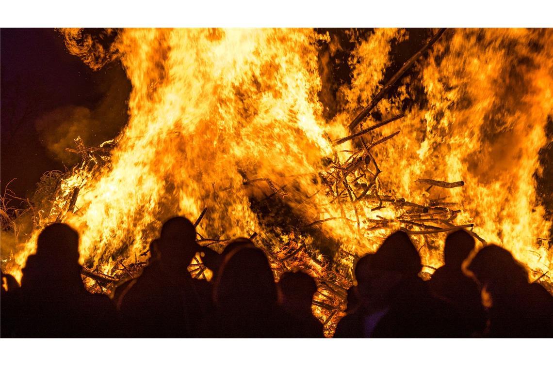 Bei einem Osterfeuer in Niedersachsen ist eine Frau von einem Baum erschlagen worden (Symbolbild).