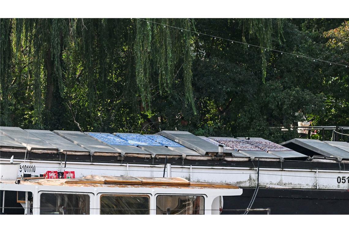 Bei einem Partyboot auf der Berliner Spree ist ein Metalldach eingestürzt.