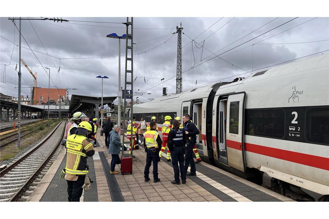 Bei einem Rangierunfall sind eine Regionalbahn und ein ICE seitlich zusammengestoßen.