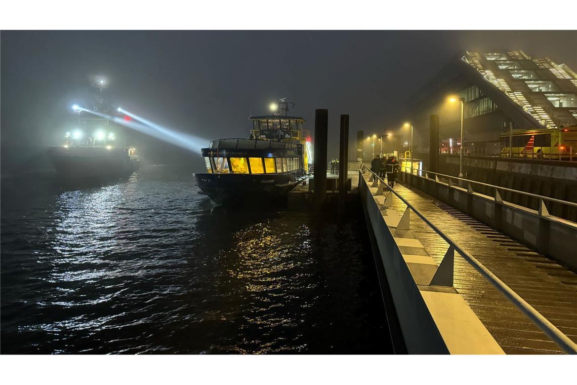 Bei einem Schiffsunfall auf der Elbe ist ersten Erkenntnissen zufolge auch ein Mensch lebensgefährlich verletzt worden.