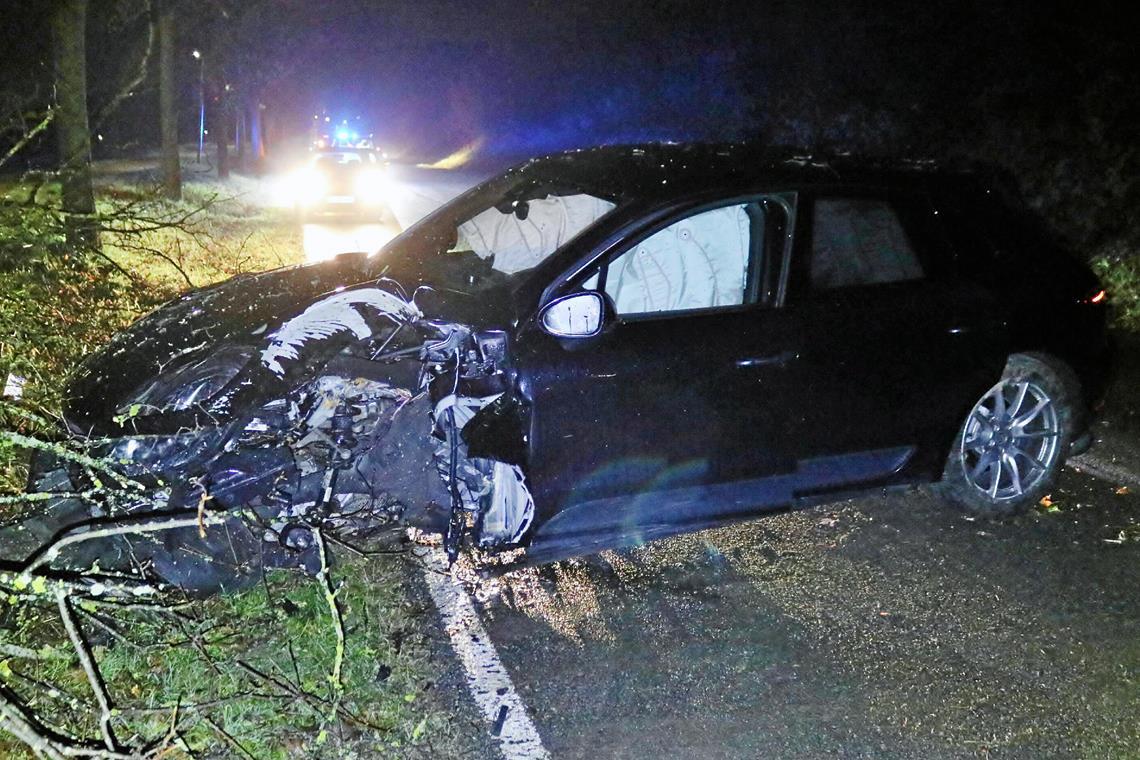 Bei einem Überholmanöver kam der Fahrer von der Straße ab. Foto: 7aktuell.de/Kevin Lermer