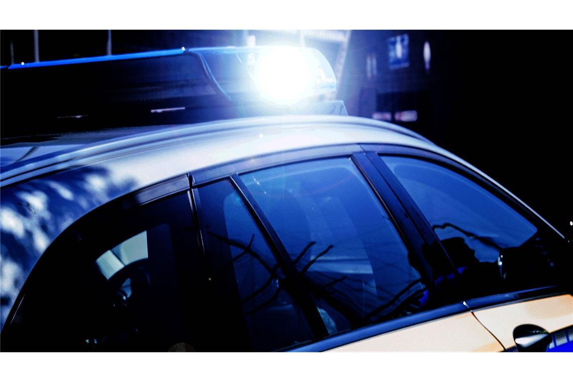 Autofahrer stirbt bei Zusammenstoß mit Lkw Bei einem Unfall auf einer Bundesstraße bei Maulbronn ist ein Autofahrer ums Leben gekommen (Archivbild).