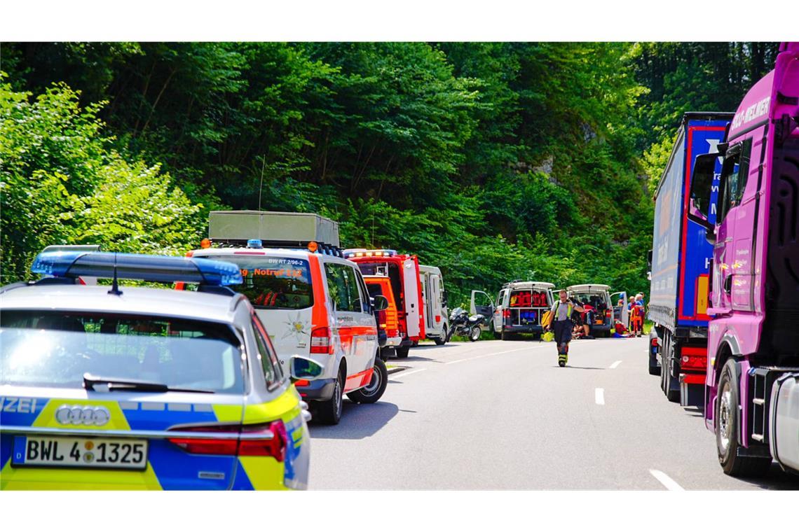 Bei einem Verkehrsunfall auf der Bundesstraße bei Münsingen (Kreis Reutlingen) wurde ein Motorradfahrer schwer verletzt.