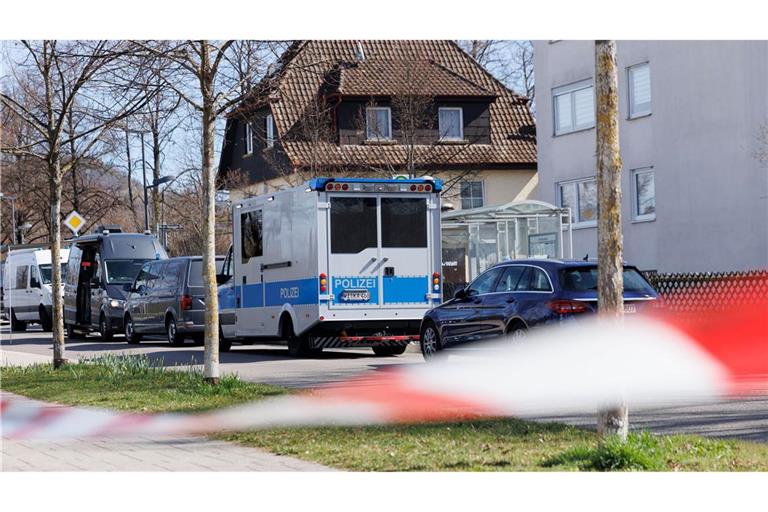 Bei einer Durchsuchung im Auftrag der Bundesanwaltschaft ist im baden-württembergischen Reutlingen ein Beamter eines Spezialeinsatzkommandos (SEK) durch einen Schuss verletzt worden.