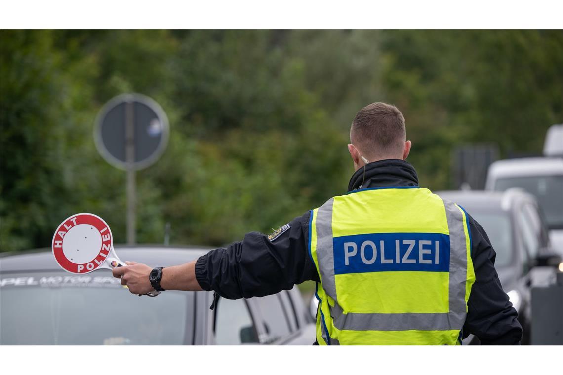 Bei einer Grenzkontrolle stellten Beamte fest, dass die Mutter die Kinder als vermisst gemeldet hatte. (Symbolbild)