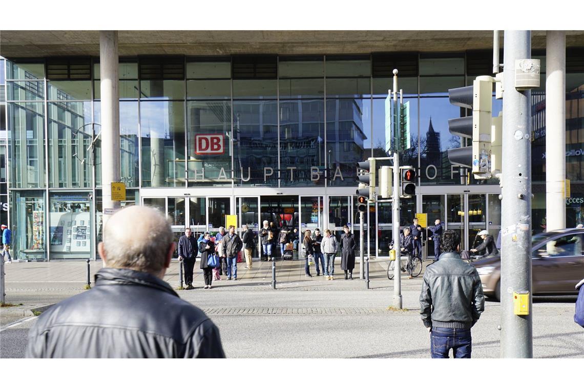 Bei einer Kontrolle am Freiburger Hauptbahnhof verhaftet die Polizei einen Mann, der 2023 mehrfach den sogenannten Hitlergruß gezeigt und die Parole „Heil Hitler“ gerufen hatte. (Symbolbild)