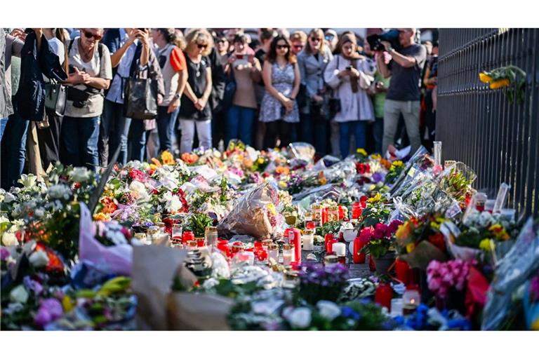 Bei einer Kundgebung unter dem Motto "Mannheim hält zusammen" auf dem Mannheimer Marktplatz wurden Blumen an dem Tatort niedergelegt, an dem am Freitag bei einer Messerattacke ein Polizist getötet wurde.