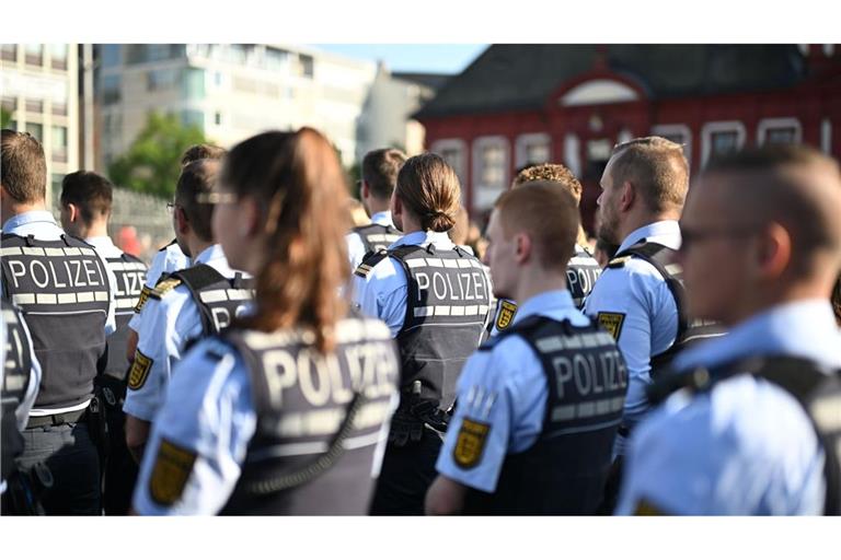 Bei einer Kundgebung unter dem Motto „Mannheim hält zusammen“, die anlässlich einer Messerattacke stattfindet bei der ein Polizist getötet wurde, stehen Polizisten am Marktplatz.“