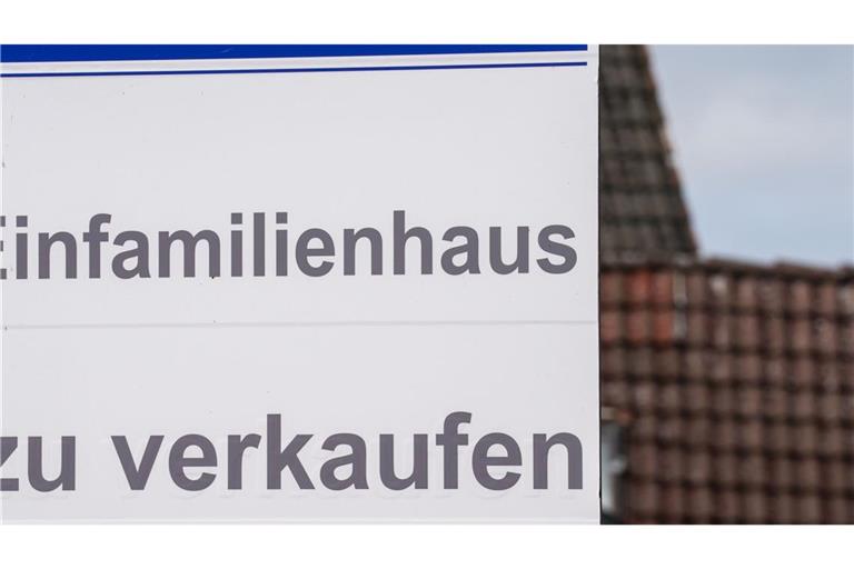 Bei einer Maklerprovision für Einfamilienhäuser gelten andere Regeln als für Mehrfamilienhäuser und Gewerbeimmobilien.