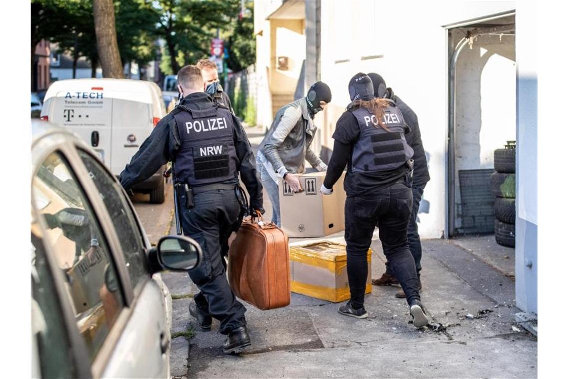 Verdacht auf Clankriminalität: Haftbefehle gegen vier Männer Bei einer Razzia gegen Clankriminalität sind in Nordrhein-Westfalen am frühen Morgen mehrere Wohnungen und Firmen durchsucht worden. Foto: Marcel Kusch/dpa
