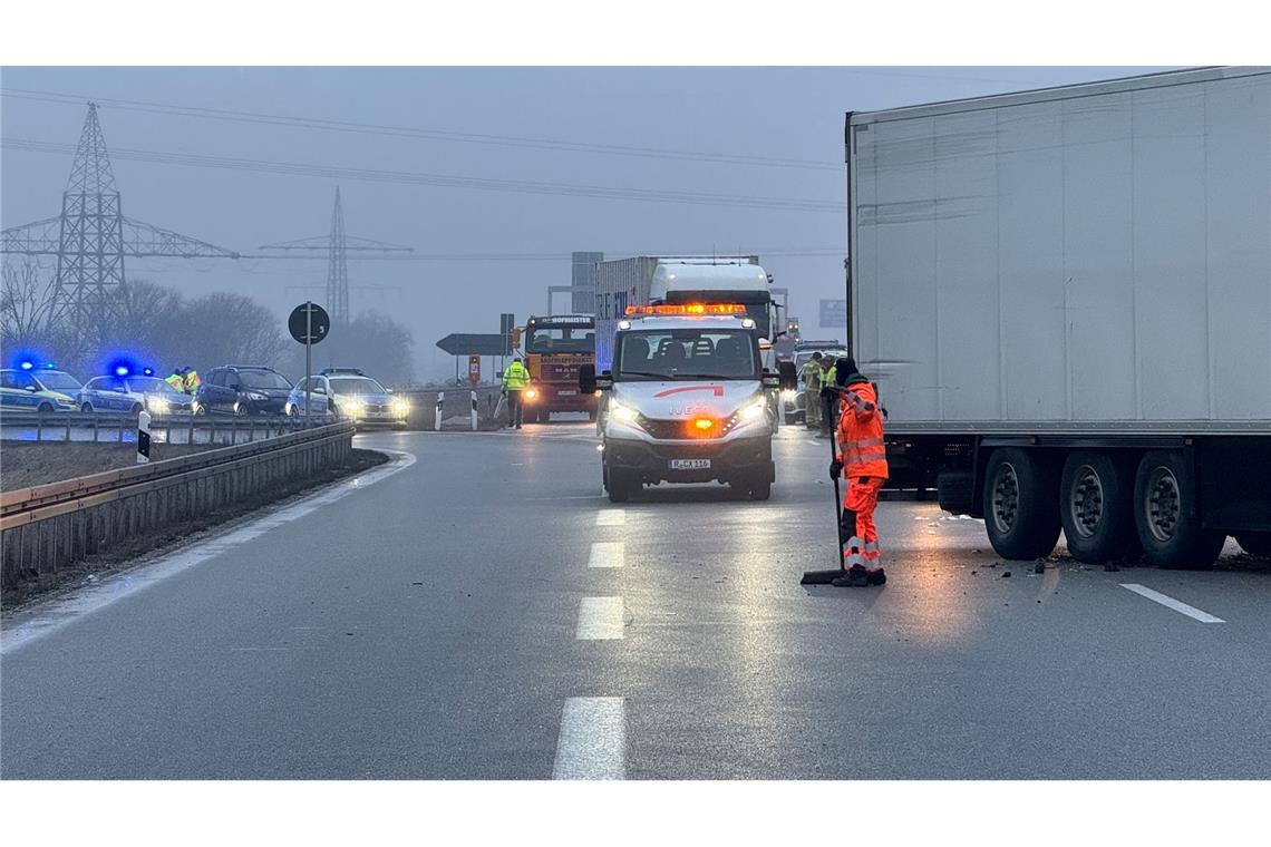 Bei einer Serie von Unfällen auf eisglatter Straße ist auf der Autobahn 3 bei Regensburg mindestens ein Mensch gestorben.