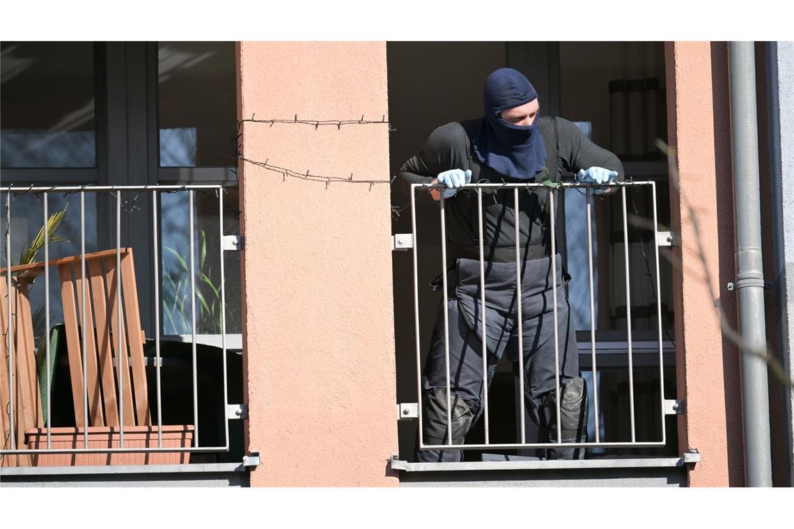 Bei einer Wohnungsdurchsuchung in Potsdam fanden Einsatzkräfte einen sprengstoffähnlichen Gegenstand.