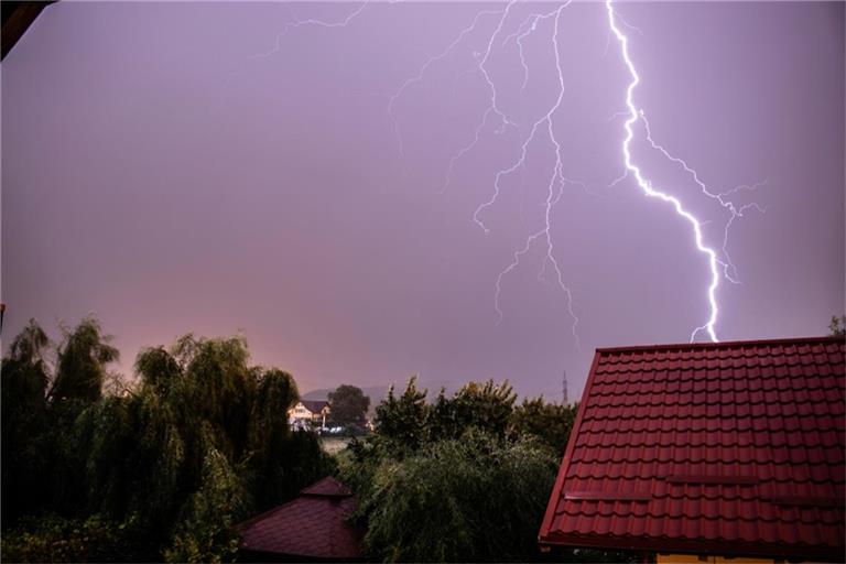 Bei Gewitter sollte man nicht duschen oder baden, aber gilt das auch für den Aufenthalt auf dem Balkon?