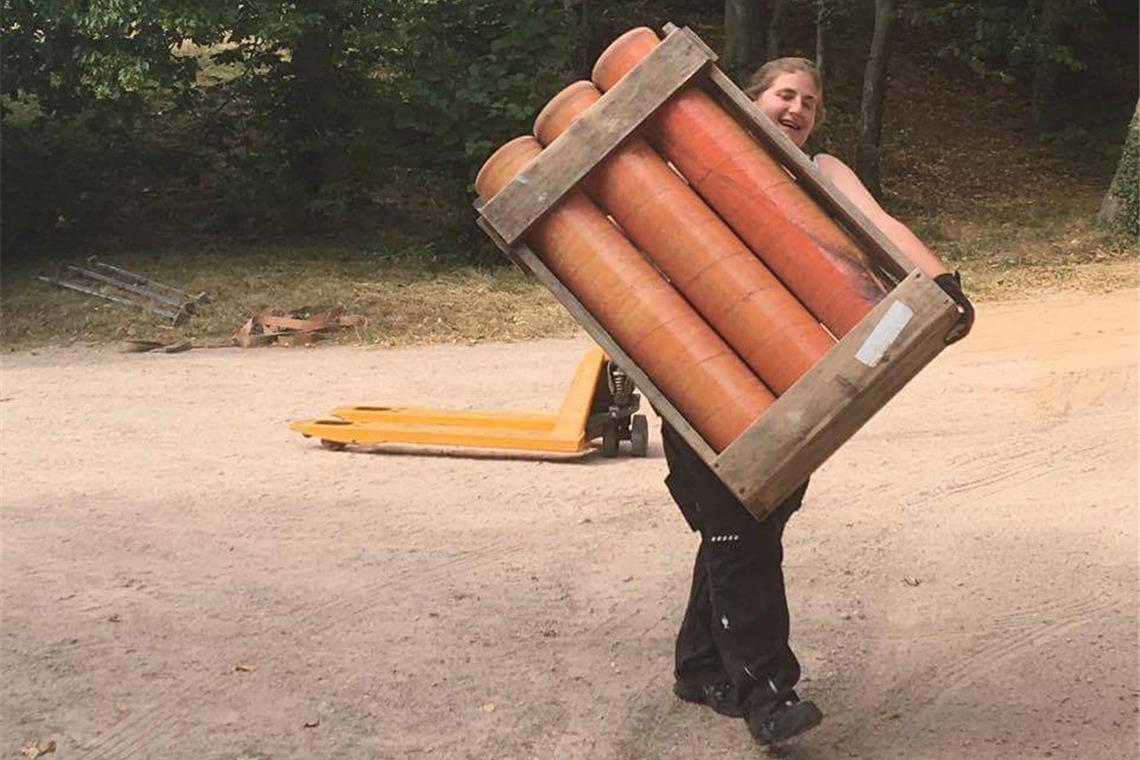 Bei Großfeuerwerken kommen teils auch Geschosse zum Einsatz, die fast so groß sind wie die Pyrotechnikerin selbst.