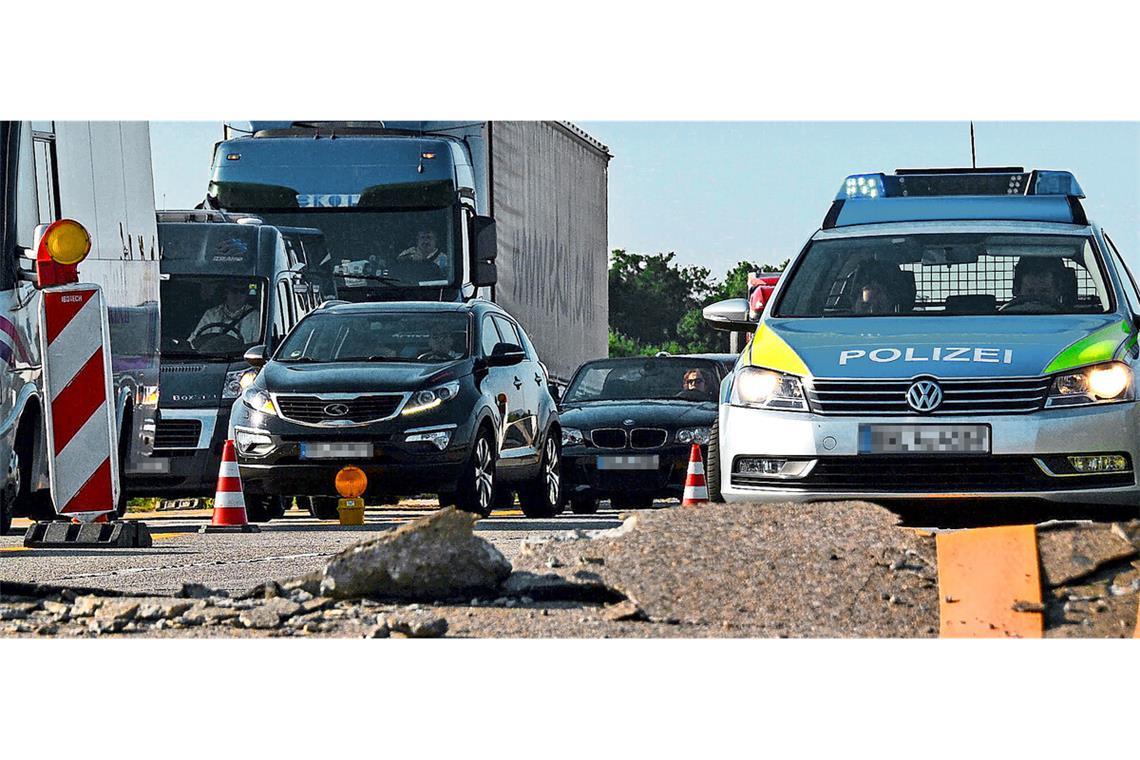 Bei Hitze kann der Fahrbahnbelag aufbrechen – ein Grund für die erhöhte Unfallgefahr.Bei Hitze kann der Fahrbahnbelag aufbrechen – ein Grund für die erhöhte Unfallgefahr.