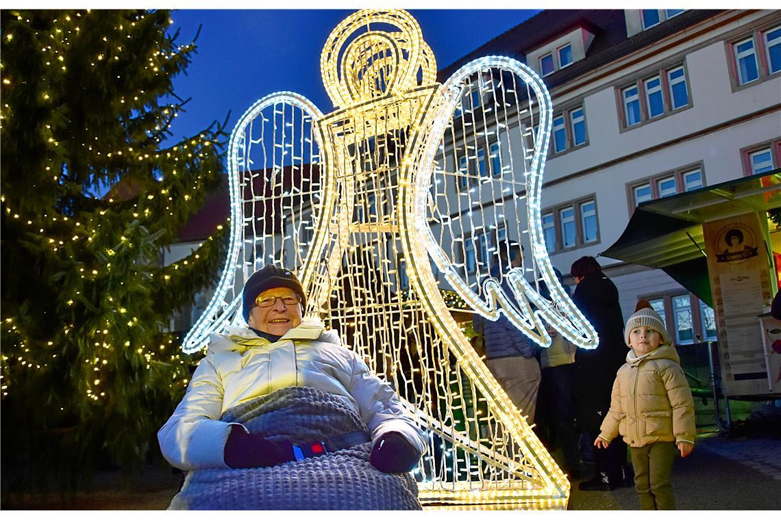 Bei jeder Generation ein beliebtes Fotomotiv: Der Weihnachtsengel auf dem Stifts...