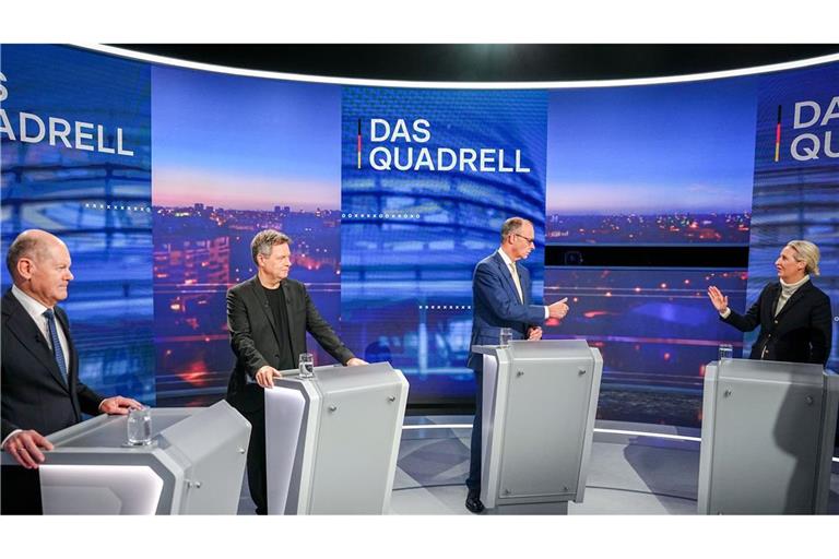 Bei RTL/ntv traten die Kanzlerkandidaten Olaf Scholz (SPD, v. l.), Robert Habeck (Grüne), Friedrich Merz (CDU) und Alice Weidel (AfD) zum Quadrell an.