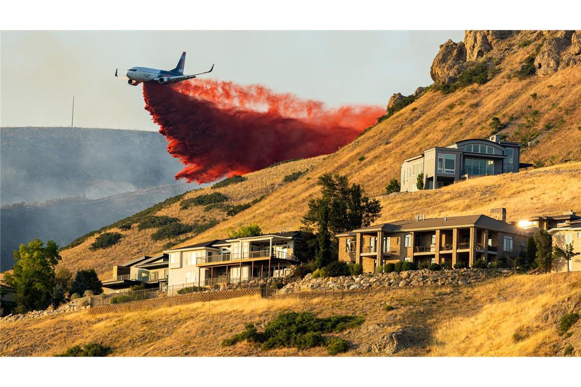 Bei Salt Lake City wird rotes Löschmittel gegen einen Waldbrand eingesetzt.