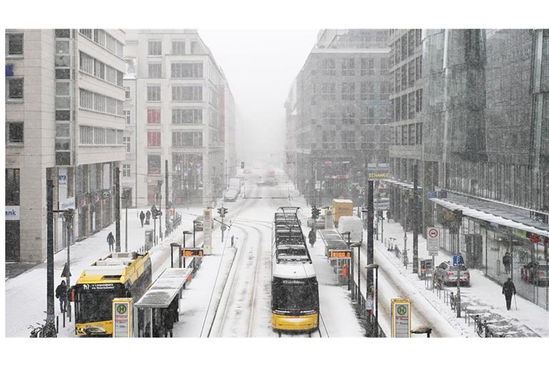 Bei Schnee und Glatteis sind Verspätungen auf dem Weg zur Arbeit oft unvermeidbar. Besser, man geht etwas früher los.